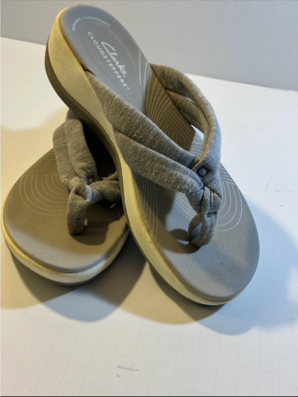 Clarks Cloudsteppers Gray Cushioned Flip Flops Coastal Mom Comfort - Picture 5 of 9